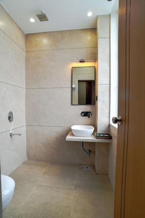 Phòng Superior | Phòng tắm | Buồng tắm vòi sen, khăn tắm, xà phòng, dầu gội