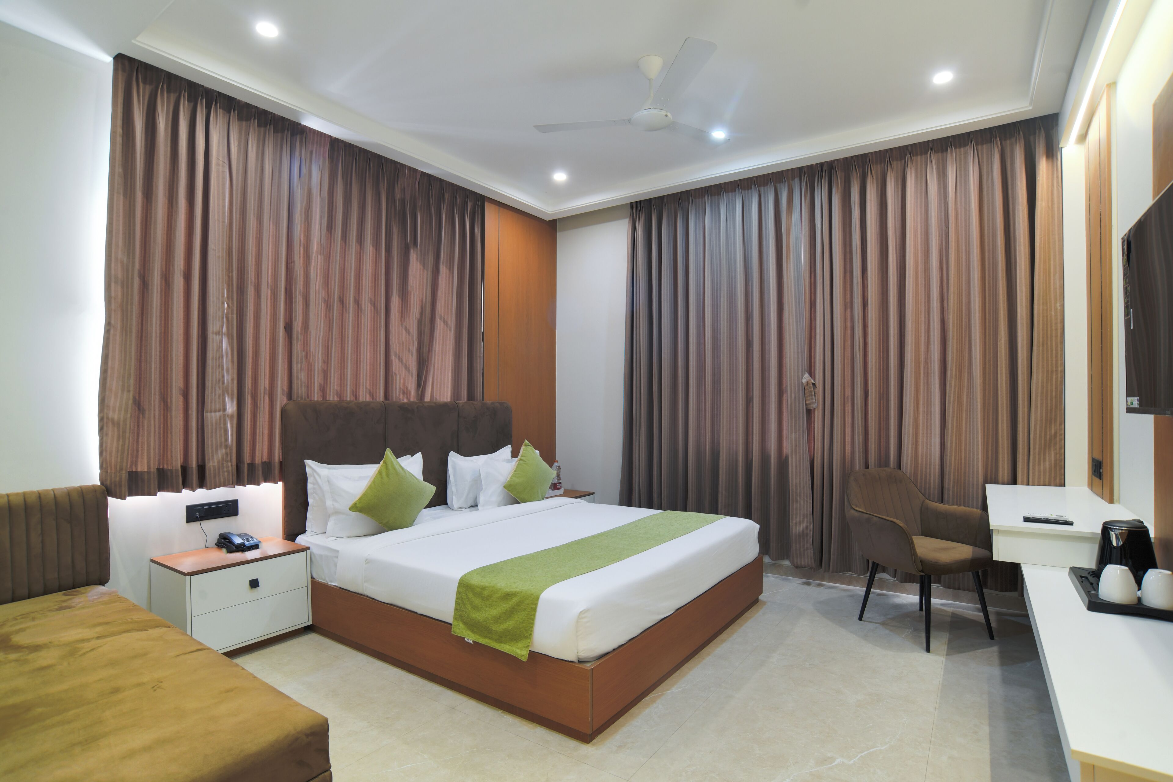 Phòng Premium | Khu vực làm việc phù hợp cho laptop 