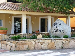 Exterior detail - THREE-ROOM APARTMENT HOUSE EMY C11 GROUND FLOOR WITH PATIO AND GARDEN (Golfo di Marinella)