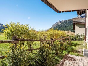 Un edificio con vistas a un paisaje montañoso.