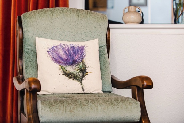 Möbel, Interior Design, Stuhl, Kissen, Lila, Bilderrahmen, Wohnzimmer, Komfort, Dekokissen, Farbe