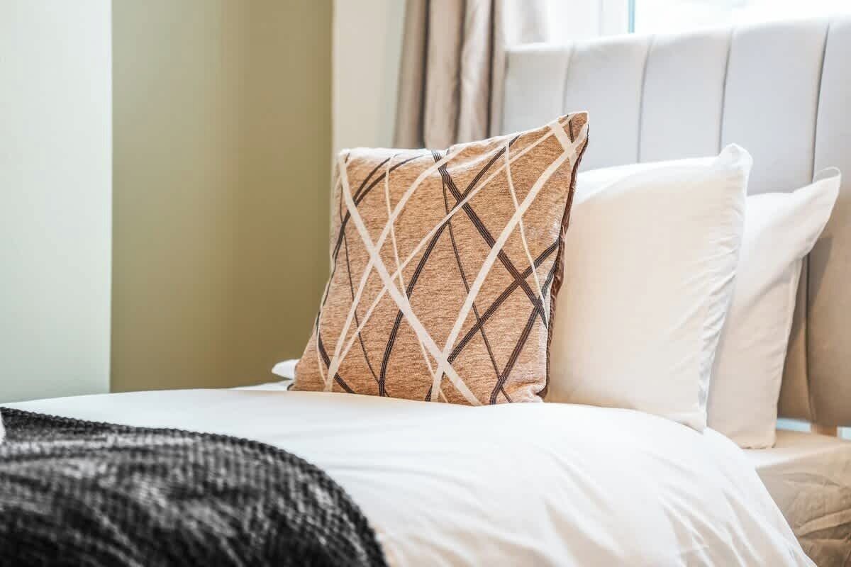 3 habitaciones, tabla de planchar con plancha, wifi y ropa de cama 