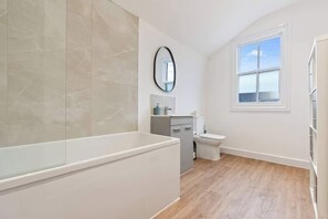 Dusj, hårføner og sjampo