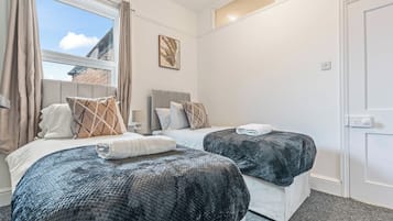 5 bedrooms, iron/ironing board, Internet, bed sheets