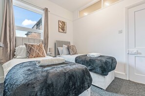 5 bedrooms, iron/ironing board, Internet, bed sheets