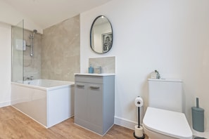 SĂšche-cheveux, serviettes fournies, savon, papier toilette