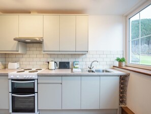 Microwave, oven - Lovely apartment for 6 people with WIFI, TV, patio and panoramic view (Dingwall)