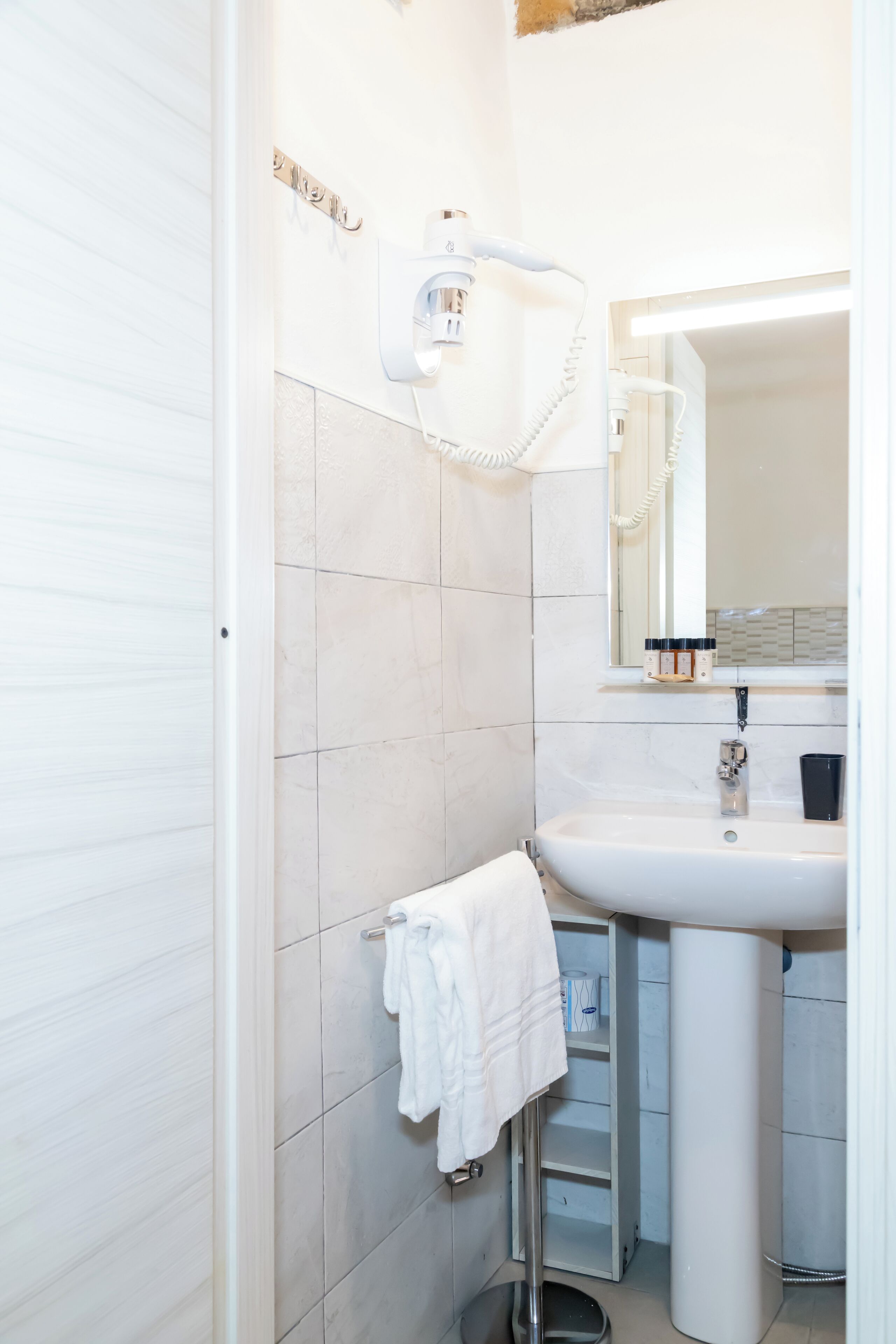 Classic Apartment | Bathroom | Shower, free toiletries, hair dryer, towels