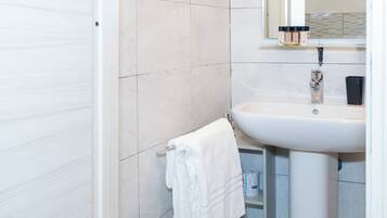 Classic Apartment | Bathroom | Shower, free toiletries, hair dryer, towels