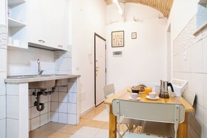 Classic Apartment | Dapur peribadi | Peti sejuk/penyejuk beku saiz penuh, ketuhar gelombang mikro, ketuhar 