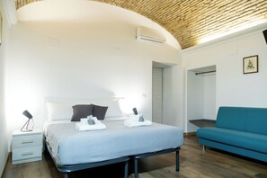 Classic Apartment | Desk, laptop workspace, iron/ironing board - Termini Volte Antiche & Comfort (Rome)
