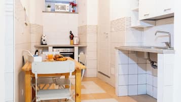 Classic Apartment | Private kitchen | Full-size fridge, microwave, oven, stovetop