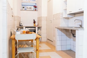 Classic Apartment | Private kitchen | Full-size fridge, microwave, oven, stovetop - Termini Volte Antiche & Comfort (Rome)