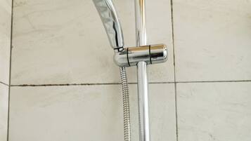 Appartamento Classic | Bagno | Doccia, set di cortesia gratuito, asciugacapelli, asciugamani