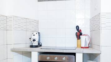 Appartamento Classic | Cucina privata | Frigorifero con congelatore, microonde, forno, piano cottura