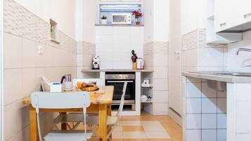 Appartement Classique | Cuisine privée | Grand réfrigérateur, micro-ondes, four, plaque de cuisson