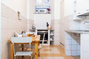 Appartamento Classic | Cucina privata | Frigorifero con congelatore, microonde, forno, piano cottura