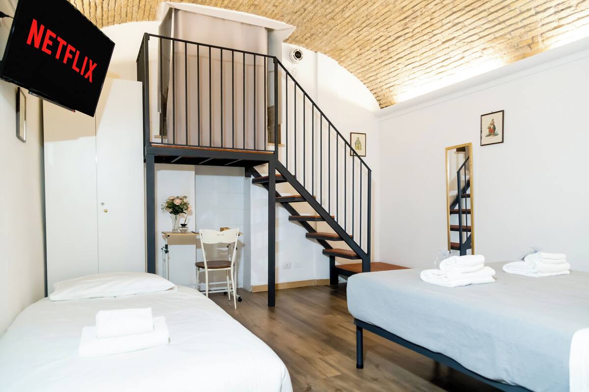 Appartamento Classic | Una scrivania, postazione laptop, ferro/asse da stiro