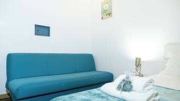 Appartamento Classic | Una scrivania, postazione laptop, ferro/asse da stiro