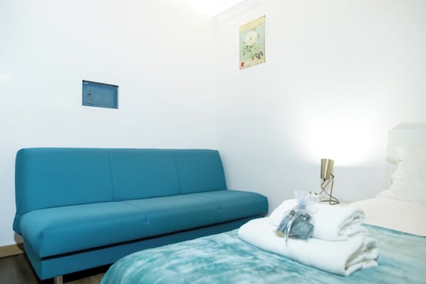 Appartamento Classic | Una scrivania, postazione laptop, ferro/asse da stiro