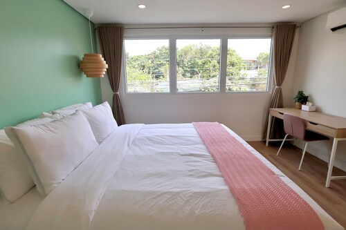 Alesea Suites: Surf Town Private King Suite