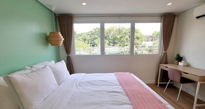 Alesea Suites: Surf Town Private King Suite