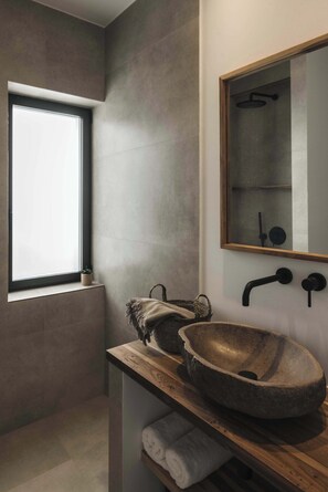 Shower, hair dryer, towels, shampoo - Olive & Tulip Suites – Modern First-Floor Apartment with Sea View (Paleros)