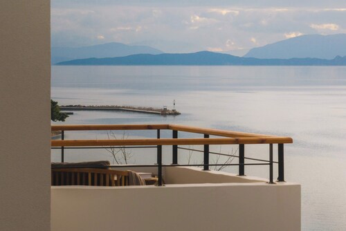 Olive & Tulip Suites – Modern First-Floor Apartment with Sea View