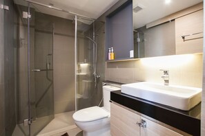 Dusche, Haartrockner, Bidet, Handtücher