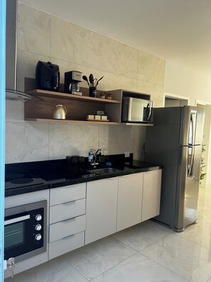 Fridge, microwave, oven, stovetop - Guarujá - Cozy apartment in a quiet location - 10 minutes from Iporanga beaches (Guarujá)
