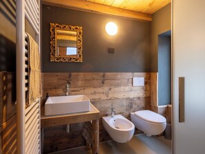 Bathroom - Wonderful private villa for 5 people with WIFI, TV, terrace and pets allowed (Buglio In Monte)
