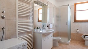 Dusche, Haartrockner, Handtücher