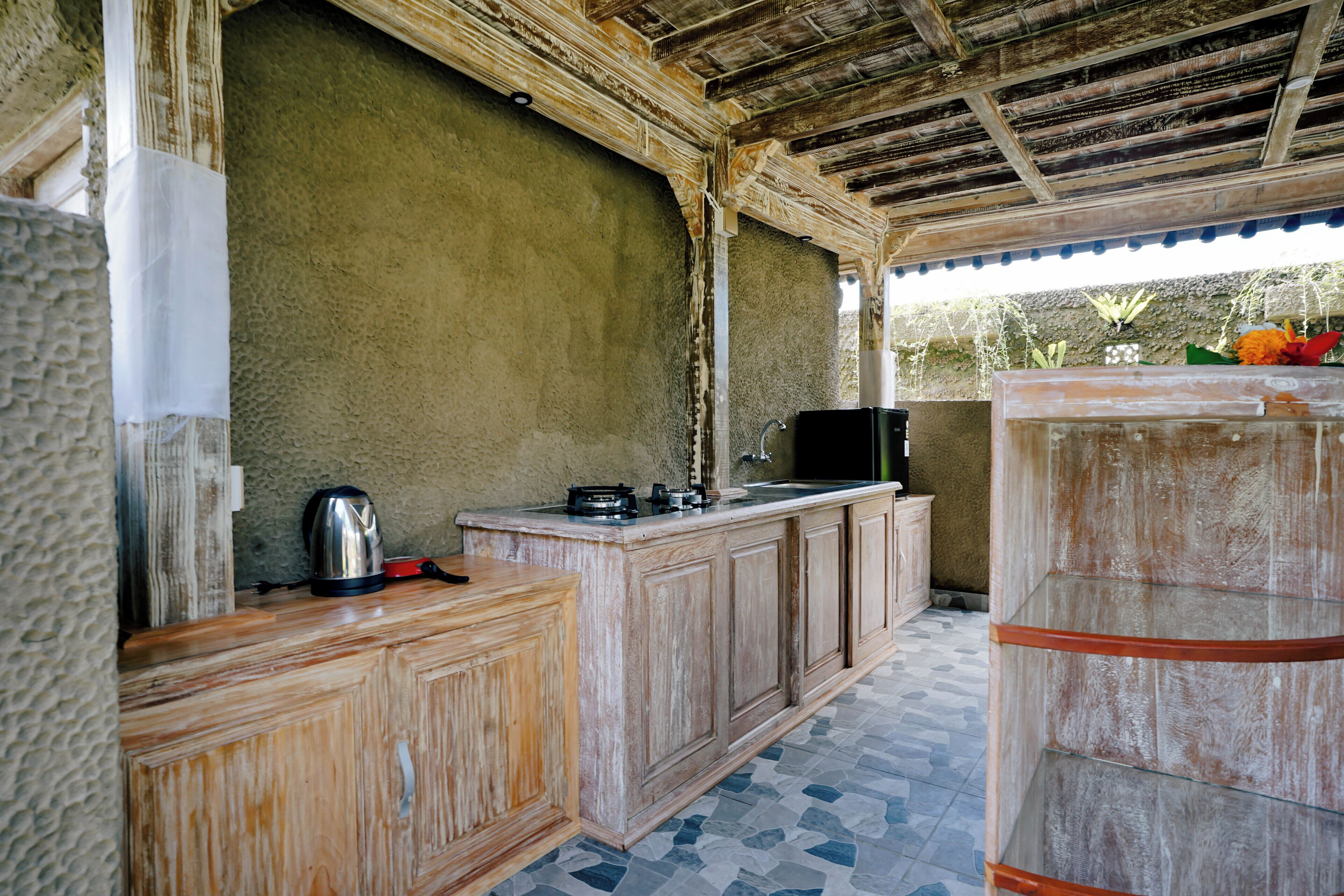 Minikøleskab, kogeplade, køkkentøj/tallerkener/redskaber