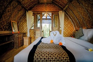 Caja de seguridad en la habitación, muebles diferentes y escritorio 