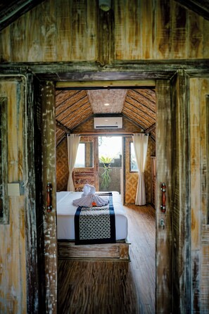 Safe på rommet, skrivebord og skrivebord for bærbar PC