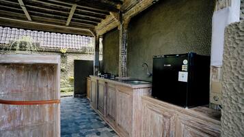 Frigobar, placa de cocina, utensilios de cocina, mesa de comedor