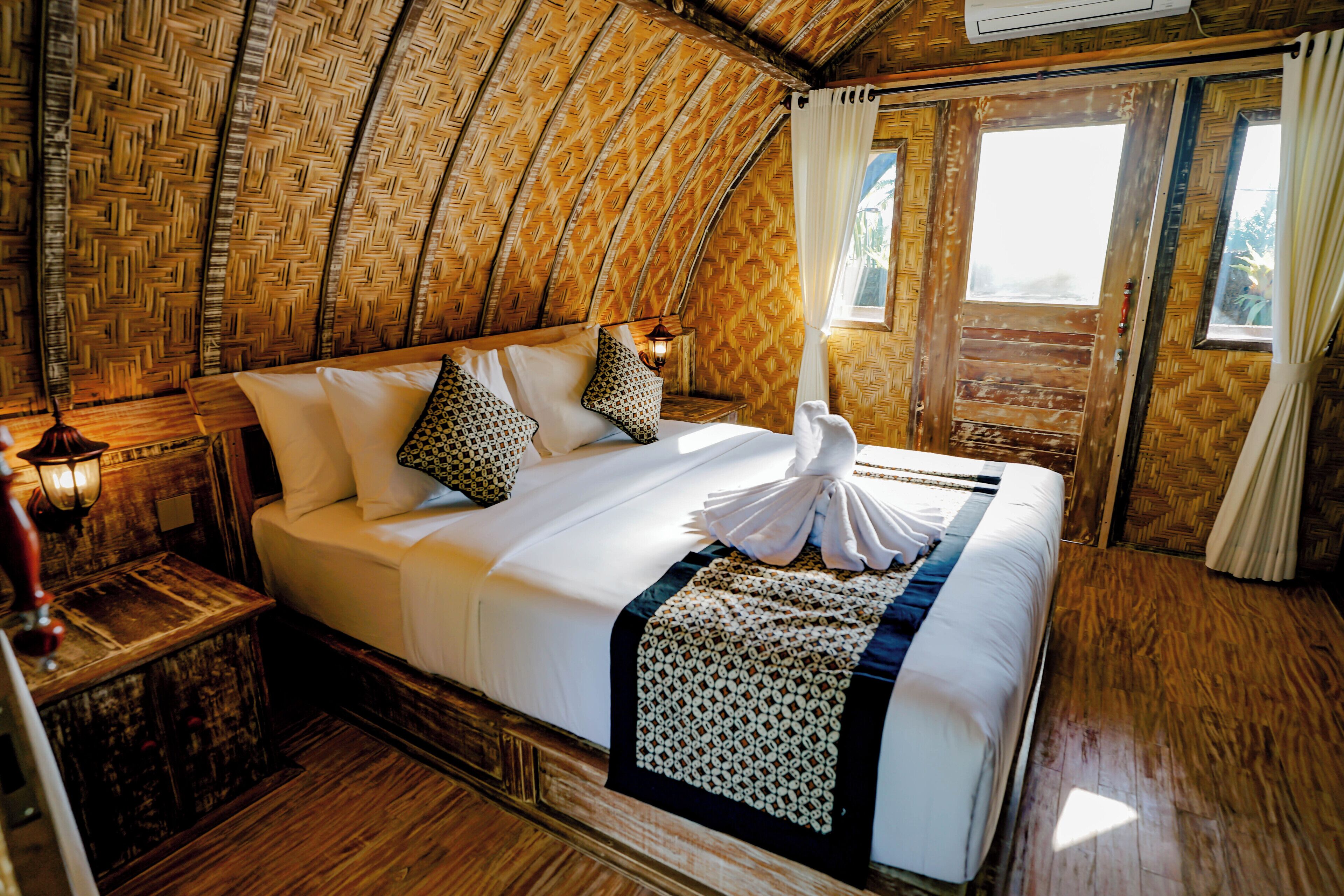 Caja fuerte, mobiliario individual, escritorio