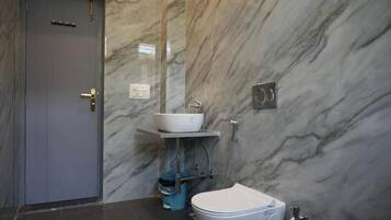 Standard Villa | Bathroom | Shower, free toiletries