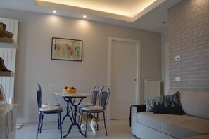 TV - Modern Flat with lake view & private beach! (Toscolano-Maderno)
