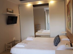 Iron/ironing board, WiFi, bed sheets - Modern Flat with lake view & private beach! (Toscolano-Maderno)
