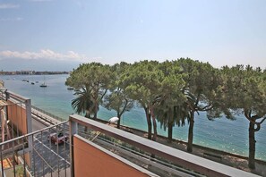 Property grounds - Modern Flat with lake view & private beach! (Toscolano-Maderno)