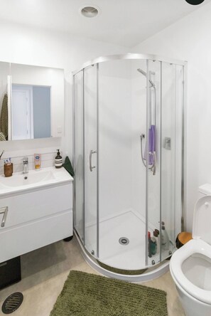 Shared Dormitory, 1 Bedroom, Smoking, Patio | Bathroom - Room-cozy Room in Modern House Near Auck (Auckland)