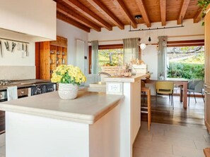 Een oven, een vaatwasser