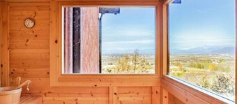 Beautiful private villa with hot tub, WIFI, A/C, TV, terrace, pets allowed and panoramic view