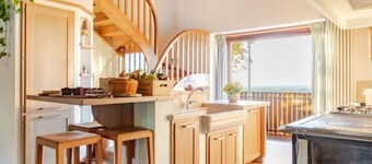 Stunning private villa with hot tub, WIFI, A/C, TV, terrace, pets allowed and panoramic view