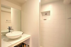 Shower, hair dryer, towels - La Garrigue de Gordes (Gordes)