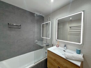 Towels - Cap Salou House: Tranquil, Shared Pool, Close to Beach (Salou)