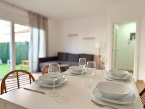 Dining - Cap Salou House: Tranquil, Shared Pool, Close to Beach (Salou)
