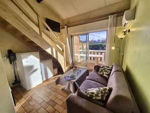 TV - Airconditioned Mezzanine T2 with Pool and Parking in Cogolin (Cogolin)
