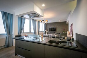 Coffee/tea maker, fridge, microwave, oven - Rosa 37 - Modern & Elegamnt 2BR Apt - Near Venice (Venezia)